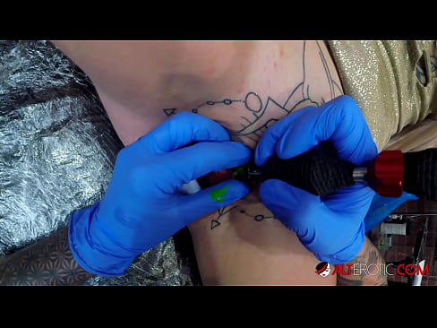 ❤️ Sully Savage-k izugarri tatuatu zuen klitorian tatuaje bat egin zuen ❌ Porno gurean eu.verhentai.ru ️❤